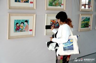 "童绘新疆"乌尔禾画展参观者:"孩子们完全放飞了想象的翅膀"